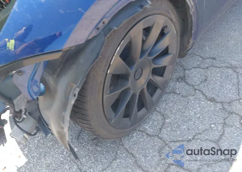 2022 Tesla Model Y z USA, uszkodzony, nr VIN 7SAYGDEE0NF481213